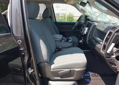 2018 Ram 1500 Express 4X4 6'4 Box z USA, uszkodzony, nr VIN 1C6RR7FT9JS290131